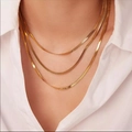 Set di tre collane a catena serpente dorate per donna indossate con camicia bianca - Stratificazione di Catene a Serpente Piatte a 3 Strati (ZHN1107金) / Oro 18K