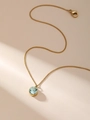 Dettaglio di una collana dorata con ciondolo in gemma verde chiaro e chiusura a moschettone - Collana con Pietra Verde Chiaro (ZHN599) / Oro