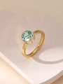 Vista dettagliata di un anello dorato con zircone verde tondo e montatura a castone - 6mm / Anello con Pietra Verde Chiaro (ZHR602) / Oro