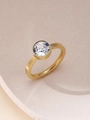 Makroaufnahme eines minimalistischen Goldrings mit Zirkonia-Zargenfassung auf Tablett - 7mm / Klarer Steinring (ZHR606) / Gold