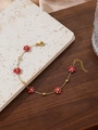 Details eines Bohème-Gold-Fußkettchens mit fünf roten Kristallblumen und Goldperlen - Rote Blumen (ZHB629 Mehrfarbig 6)