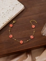 Detailansicht eines böhmischen Goldfußkettchens mit fünf filigranen Perlenblumen - Orangerote Blumen (ZHB629 Mehrfarbig 8)