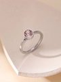 Dettaglio dell'anello in argento con gemma rotonda color champagne incastonata - 6mm / Anello con Pietra Rosa (ZHR609) / Colore acciaio
