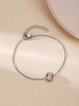Nahaufnahme des silbernen Kettenarmbands mit einem runden rosa facettierten Kristall - Rosa Steinarmband (ZHB608) / Stahlfarben