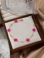 Detailaufnahme der vergoldeten Fußkette mit fünf rosa Perlenblüten und Karabiner - Rosarote Blumen (ZHB629 Mehrfarbig 3)