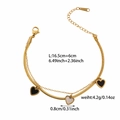 Dettaglio del bracciale a doppio strato dorato con ciondoli a cuore neri e bianchi - Stile Doppio Strato Cuori Nero Bianco (ZHB473金)
