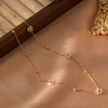 Gros plan du collier doré avec fleurs crème mates et petites perles en métal - Style Jaune Crème (ZHN2310 Or)