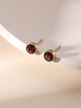 Nahaufnahme der runden Ohrstecker mit Goldfassung und tiefroten Zirkonia-Steinen - Dunkelroter Steinohrstecker (ZHE618) / Stahlfarben