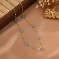 Détail d'un collier doré orné de fleurs bleu clair et de perles dorées sur fond de satin - Style Bleu Clair (ZHN2319 Or)
