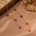 Détail d'un collier doré élégant avec petites fleurs rouges en perles et billes d'or - Style Décor Rouge (ZHN2321 Or)