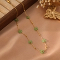 Dettaglio di collana dorata con fiori di perline verdi su una scatola di gioielli vintage - Stile Verde Trasparente (ZHN2326 Oro)