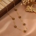 Détail du collier à fleurs dorées avec perles facettées sur fond de soie orange et satin - Style Fauve (ZHN2327 Or)