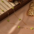 Dettaglio macro di collana dorata con fiori di perline verdi e sfere d'oro - Stile Verde Erba (ZHN2308 Oro)