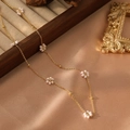 Détail d'un collier en chaîne dorée avec des perles florales roses et blanches sur soie - Style Rose Blanc (ZHN2311 Or)