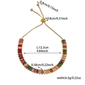 Detail eines verstellbaren vergoldeten Armbandes mit bunten rechteckigen Zirkonia - Bunte Zirkonia