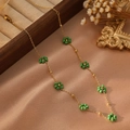 Détail d'un collier de fleurs en perles sur satin beige avec une boîte à bijoux - Style Vert (ZHN2312 Or)