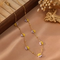 Détail d'un collier doré avec fleurs perlées mauves et jaunes sur tissu en soie champagne - Style Violet Jaune (ZHN2313 Or)