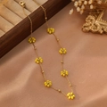 Détail d'un collier en acier doré avec fleurs en perles jaunes sur soie rose - Style Jaune Vif (ZHN2314 Or)