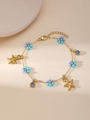 Bracciale dorato a tema marino con stelle marine blu e perline floreali su fondo beige - Stile Fiore Blu Viola Stella Marina (ZHB906 Gold)