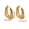 Dettaglio orecchini a cerchio tripli dorati con dimensioni 2,6cm x 0,9cm e peso di 7,6g - Orecchini Rettangolari a Tre Strati (ZHE303 Oro)