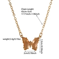 Détail montrant les dimensions du collier papillon doré avec des cristaux de couleur thé - Style Pendentif Papillon (ZHN252) / Champagne