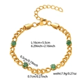Dettaglio di un bracciale a catena dorata con pietre verdi e chiusura a moschettone regolabile - Dorato con pietre preziose verde smeraldo (ZHB376-Verde)