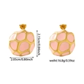 Dettaglio orecchini a nido d'ape in smalto rosa con dimensioni 2,15 cm x 2,05 cm - Rosa