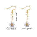 Détail des boucles d'oreilles fleur en résine bleu clair avec crochets dorés et tailles - Fleur Bleu Clair (ZHE1081 Bleu Clair)