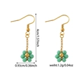 Vue détaillée des boucles d'oreilles fleur en perles vertes avec dimensions précises - Fleur Verte (ZHE1081 Vert)
