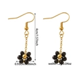 Détail de boucles d'oreilles fleur tissées avec mesures de 4 cm de long et 0,93 cm de large - Fleur Noire (ZHE1081 Noir)
