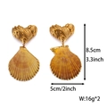 Dettaglio degli orecchini boho con cuore e conchiglia con misure del prodotto - Orecchini a Cappasanta Gialli (ZHE1958金黄)