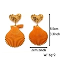 Dettaglio di orecchini a cuore dorati con pendenti a conchiglia arancioni e dimensioni - Orecchini a Cappasanta Arancione Brillante (ZHE1961金橙)
