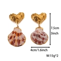 Detailed view of golden heart studs with shell pendants including size measurements - Reddish Brown Stripe Scallop Earrings (ZHE1962金彩)