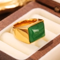 Détail d'une bague large en acier doré ornée d'une grande pierre rectangulaire verte - Taille 7 / Style Carré Vert (ZHR208) / Vert