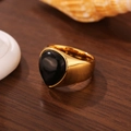Anello elegante in acciaio al titanio dorato con grande pietra nera a goccia su legno - Taglia 7 / Stile Cuore Nero (ZHR210 Nero)