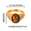 Détails d'une bague dorée en acier inoxydable avec pierre oeil de tigre et dimensions - Taille 7 / Style Ovale Œil de Tigre (ZHR205) / Marron