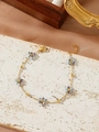 Bracciale artigianale in titanio dorato con fiori di cristallo azzurro e chiusura a moschettone - Stile Floreale Blu Chiaro Iridescente (ZHB630 Multicolore 24)