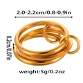 Dettaglio di anelli a strati dorati con finitura opaca e piccolo ciondolo tondo - Taglia 7 / Stile Lucido Smerigliato Impilabile Multistrato con Ciondolo (ZHR1852) / 6mm / Oro