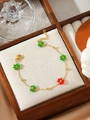 Armband aus Titanstahl mit grünen und roten Kristallblumen an goldener Kette - Rot-Grüner Blumen-Stil (ZHB630多色30) / Rot/Grün