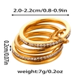 Dettaglio di anelli dorati sovrapposti con misure e particolari di zirconi incastonati - Taglia 7 / Stile Strass Pavé a Cinque Maglie Impilabili (ZHR1848) / 6mm / Oro