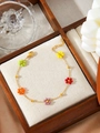 Buntes Perlen-Blumenarmband mit goldener Titanstahlkette und verstellbarem Verschluss - Stil mit fünfblättrigen Blüten / Bunter Mix (ZHB630多色31)
