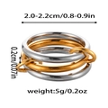 Dettaglio del set di anelli tripli intrecciati in acciaio lucido color oro e argento - Taglia 7 / Stile Interbloccato a Tre Maglie Oro Argento (ZHR1843) / Bicolore oro e argento