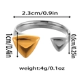 Vista dettagliata di un anello aperto bicolore con dimensioni e peso specifici - Stile triangolo bicolore minimalista (ZHR2177)