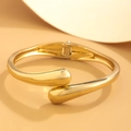 Dettaglio del bracciale rigido dorato con punte a goccia e finitura a specchio lucida - Gioielli a cerniera a forma di goccia / Oro 18K