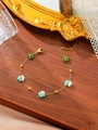 Handgefertigtes Gold-Titanarmband mit bunten Kristallblumen auf einer Holzoberfläche - Stil mit fünfblättrigen Blüten / Grün Weiß und Blau (ZHB630多色41)