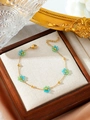 Handgefertigtes Blumenarmband mit blau-grünen Kristallperlen auf goldener Titanstahlkette - Stil mit fünfblättrigen Blüten / Seeblau und Hellgrün (ZHB630多色45)