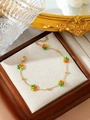 Handgefertigtes Gold-Titan-Armband mit bunten Kristall-Gänseblümchen-Perlen und Verschluss - Stil mit fünfblättrigen Blüten / Orangerot und Grasgrün (ZHB630多色46)
