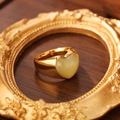 Détail macro d'une bague plaquée or 18 carats avec opale rose sur cadre vintage - Taille 7 / Style Cœur Jaune Pâle (ZHR209) / Light jaune