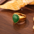 Gros plan détaillé d'une bague dorée vintage avec une pierre verte en forme de cœur - Taille 7 / Style Cœur Vert (ZHR210 Vert)