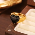 Gros plan d'une bague coeur en pierre noire plaquée or 18 carats sur un écrin en velours - Taille 7 / Style de cœur (ZHR209) / Noir
